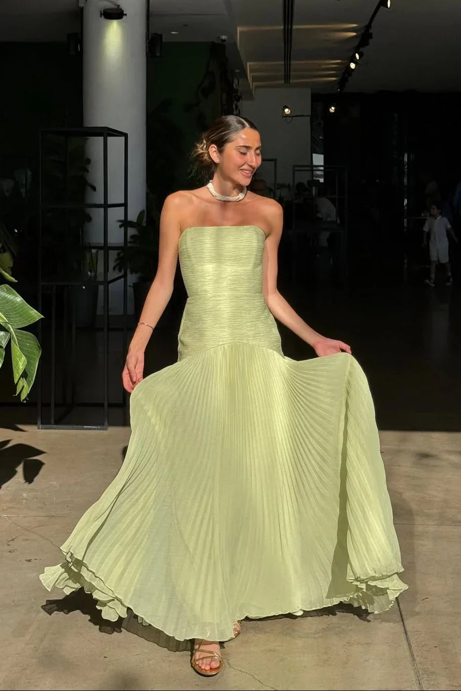 Emiliana | Vestido Comprido Plissado em Cetim Racha Alças Finas Noite Fluido