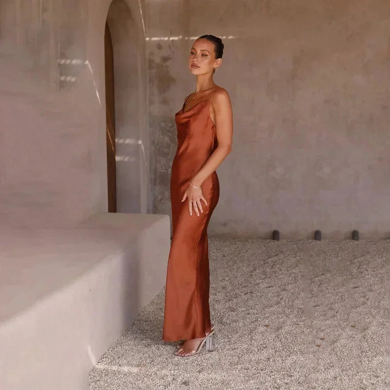 Calliope | Vestido Comprido Elegante em Cetim Decote Drapeado Slip Corte em Viés Noite