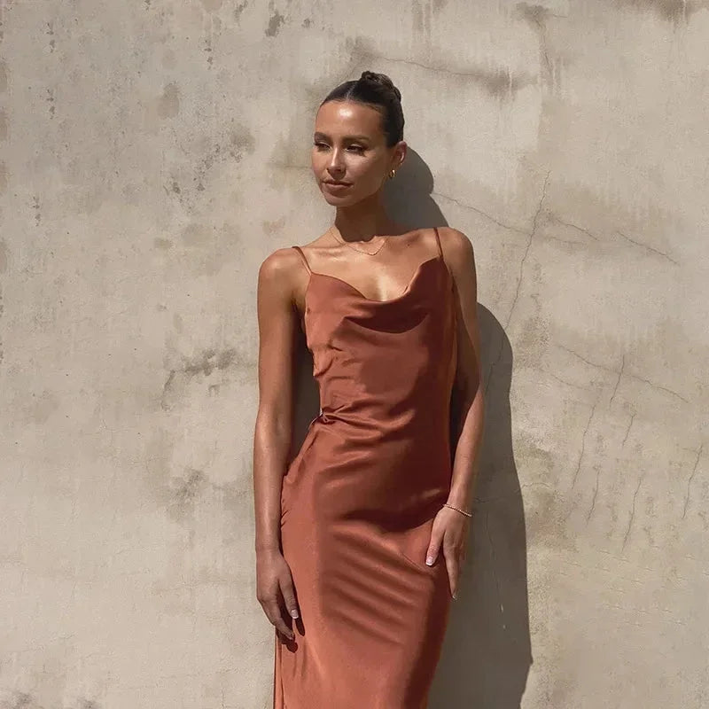 Calliope | Vestido Comprido Elegante em Cetim Decote Drapeado Slip Corte em Viés Noite