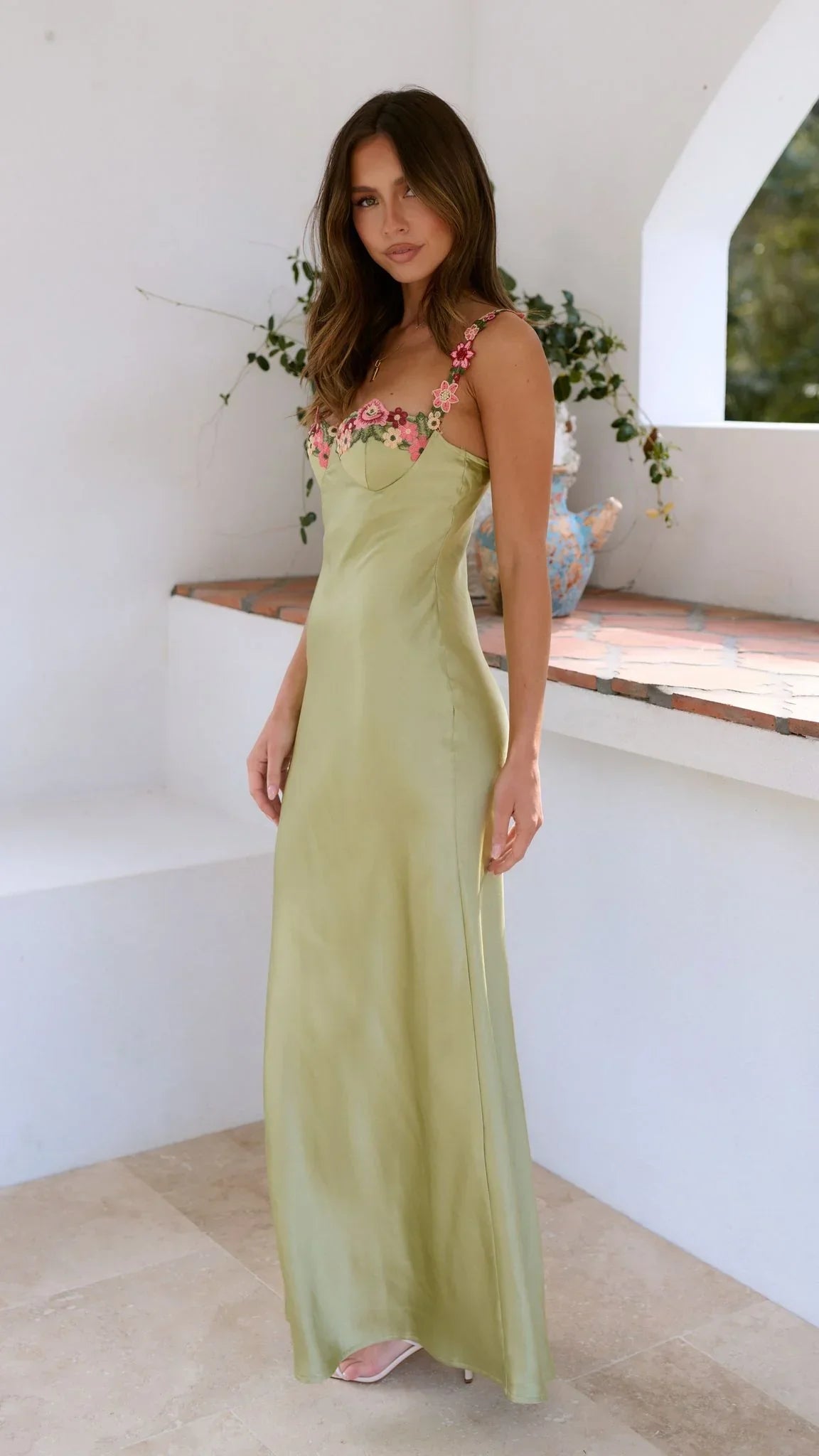 Carmelina | Vestido Comprido Romântico em Cetim Floral Bordado Decote Coração Slip