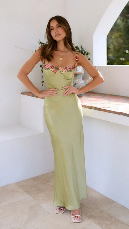 Carmelina | Vestido Comprido Romântico em Cetim Floral Bordado Decote Coração Slip