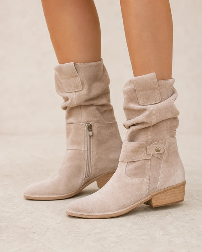 Botins de senhora Emilia em acabamento de camurça com cano franzido — image 10