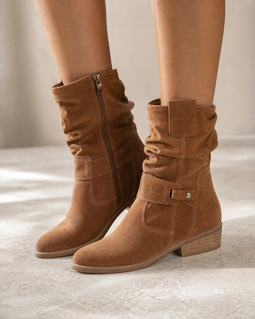 Botins de senhora Emilia em acabamento de camurça com cano franzido — image 1