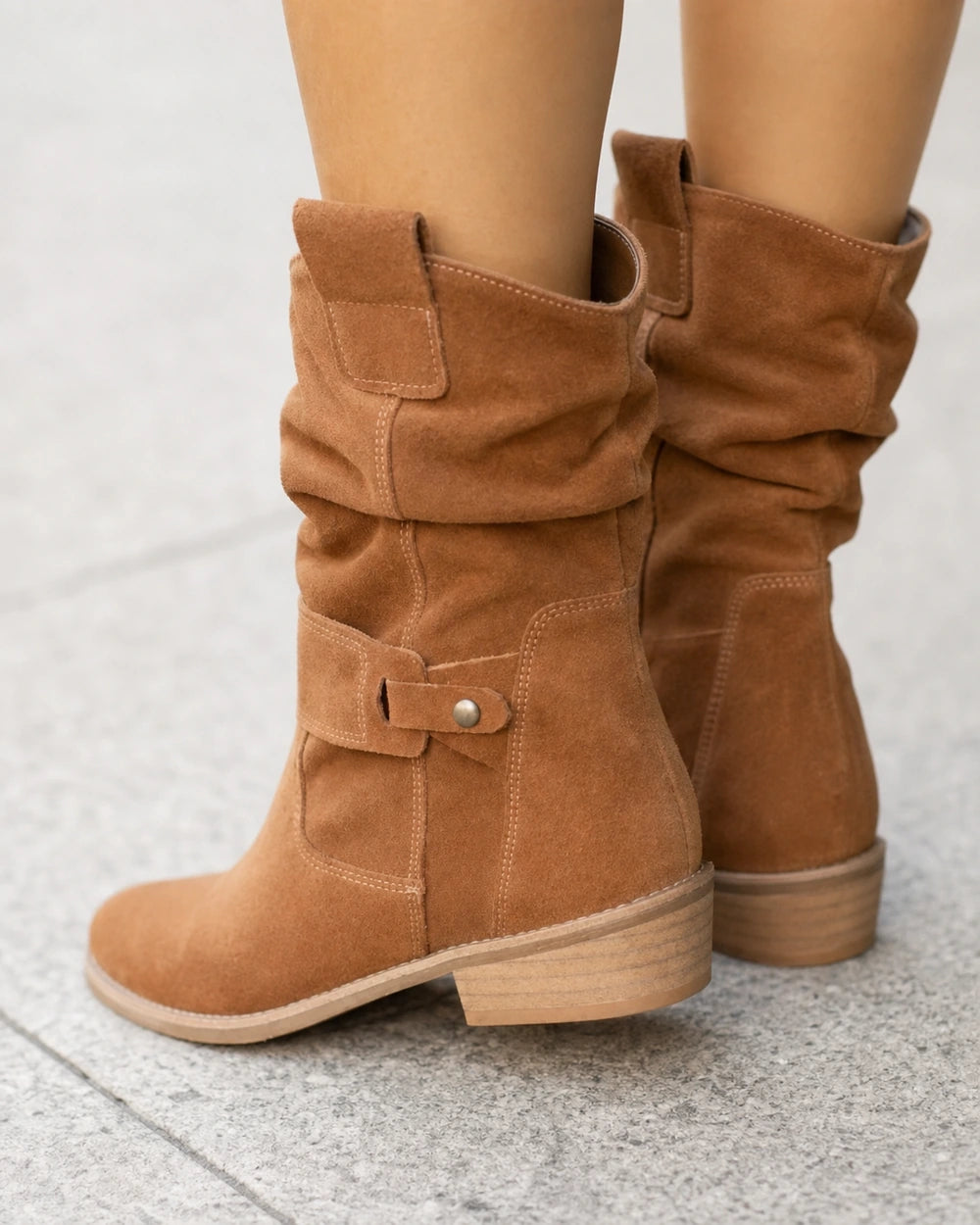 Botins de senhora Emilia em acabamento de camurça com cano franzido — image 4