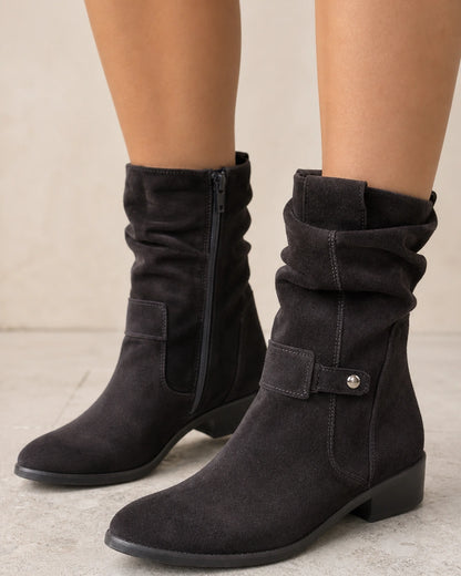 Botins de senhora Emilia em acabamento de camurça com cano franzido — image 9